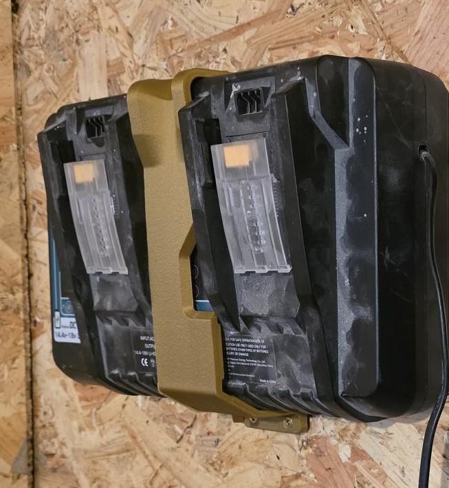 Wall holder for batterie charger